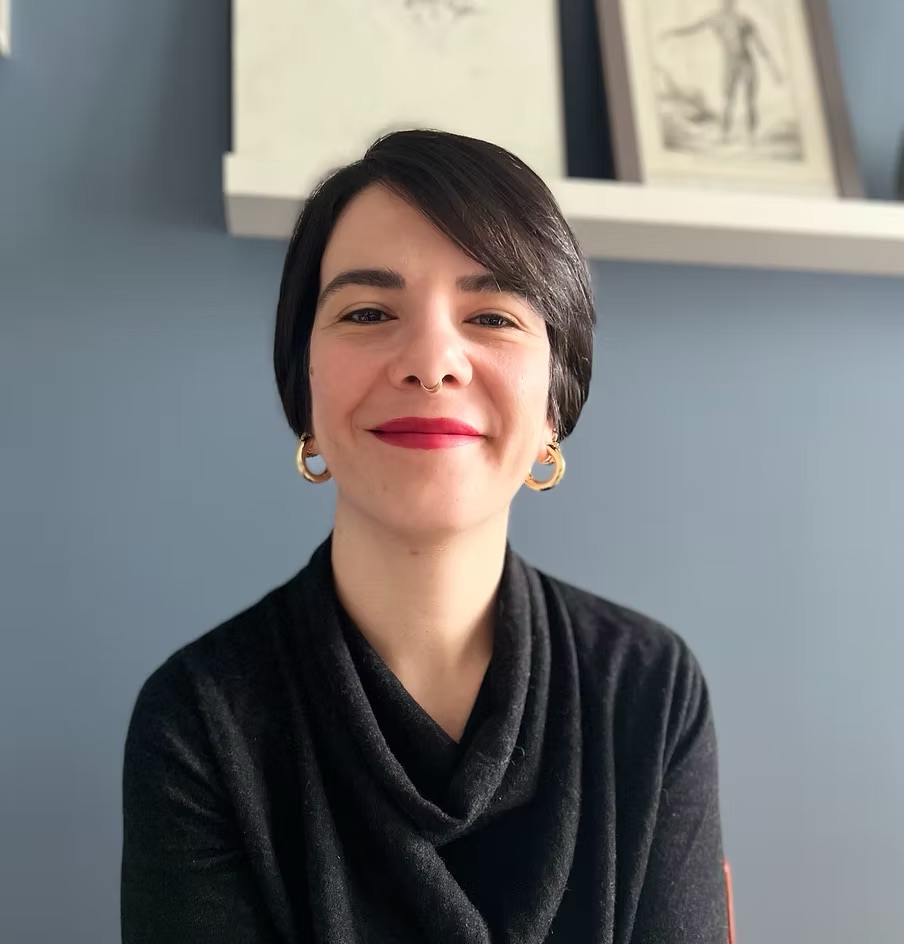 Sara Beomonte Zobel in un giardino botanico